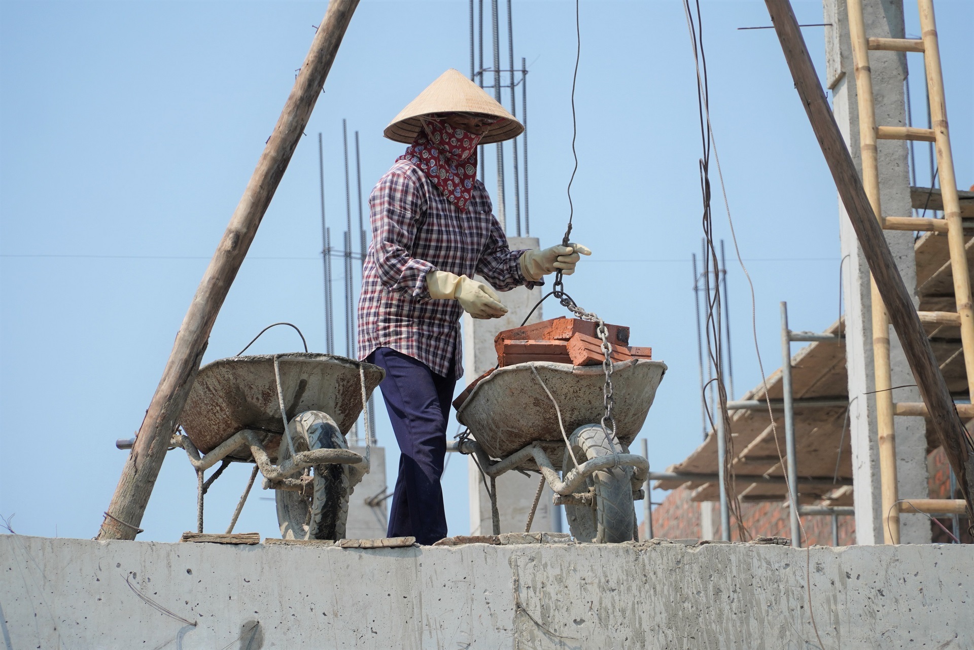 Người lao động quay cuồng trong đợt nắng nóng đầu tiên của năm 2023 - 8 Người lao động quay cuồng trong đợt nắng nóng đầu tiên của năm 2023 - 8