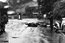 Xe đầu kéo va chạm xe máy, 3 người thương vong