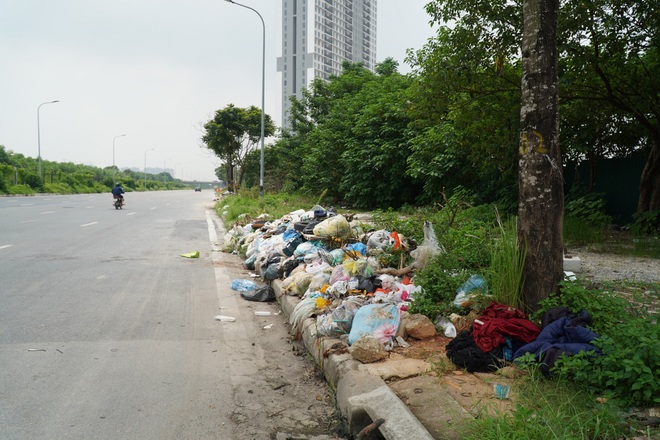 Hà Nội: Rác thải tràn lan trên đại lộ 7.500 tỷ đồng - 15