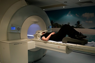 Nghi ung thư tuyến tiền liệt, nên chụp MRI