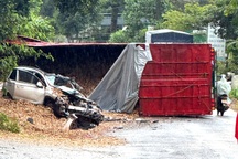 Xe container lật đè ô tô con bẹp rúm ở Lâm Đồng, nhiều người bị thương