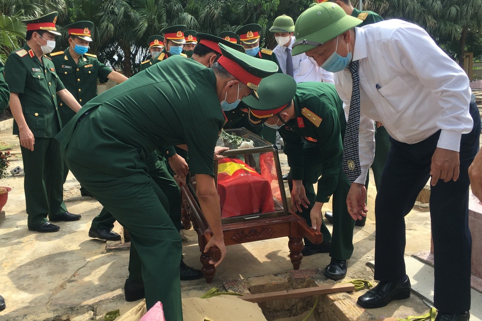 Thiêng liêng giây phút đón các anh về với đất mẹ - 12 Thiêng liêng giây phút đón các anh về với đất mẹ - 12