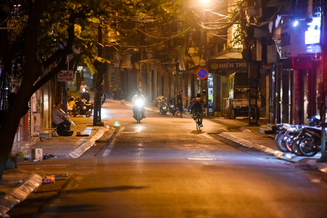 Phố cổ Hà Nội tĩnh mịch lạ thường trong những ngày chống dịch Covid-19 - 6