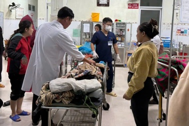 Xuyên đêm khiêng 3 nạn nhân bị sạt lở đi hơn 20km đến bệnh viện cấp cứu