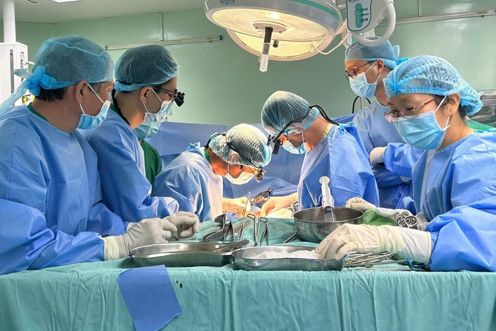 Hơn 20 y bác sĩ 2 bệnh viện phẫu thuật ghép thận cho 2 người ở miền Tây - 1 Hơn 20 y bác sĩ 2 bệnh viện phẫu thuật ghép thận cho 2 người ở miền Tây - 1