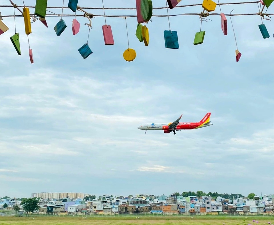 Hai quán cà phê có view ngắm máy bay lướt ngang qua đầu ở Sài Gòn - 5 Hai quán cà phê có view ngắm máy bay lướt ngang qua đầu ở Sài Gòn - 5
