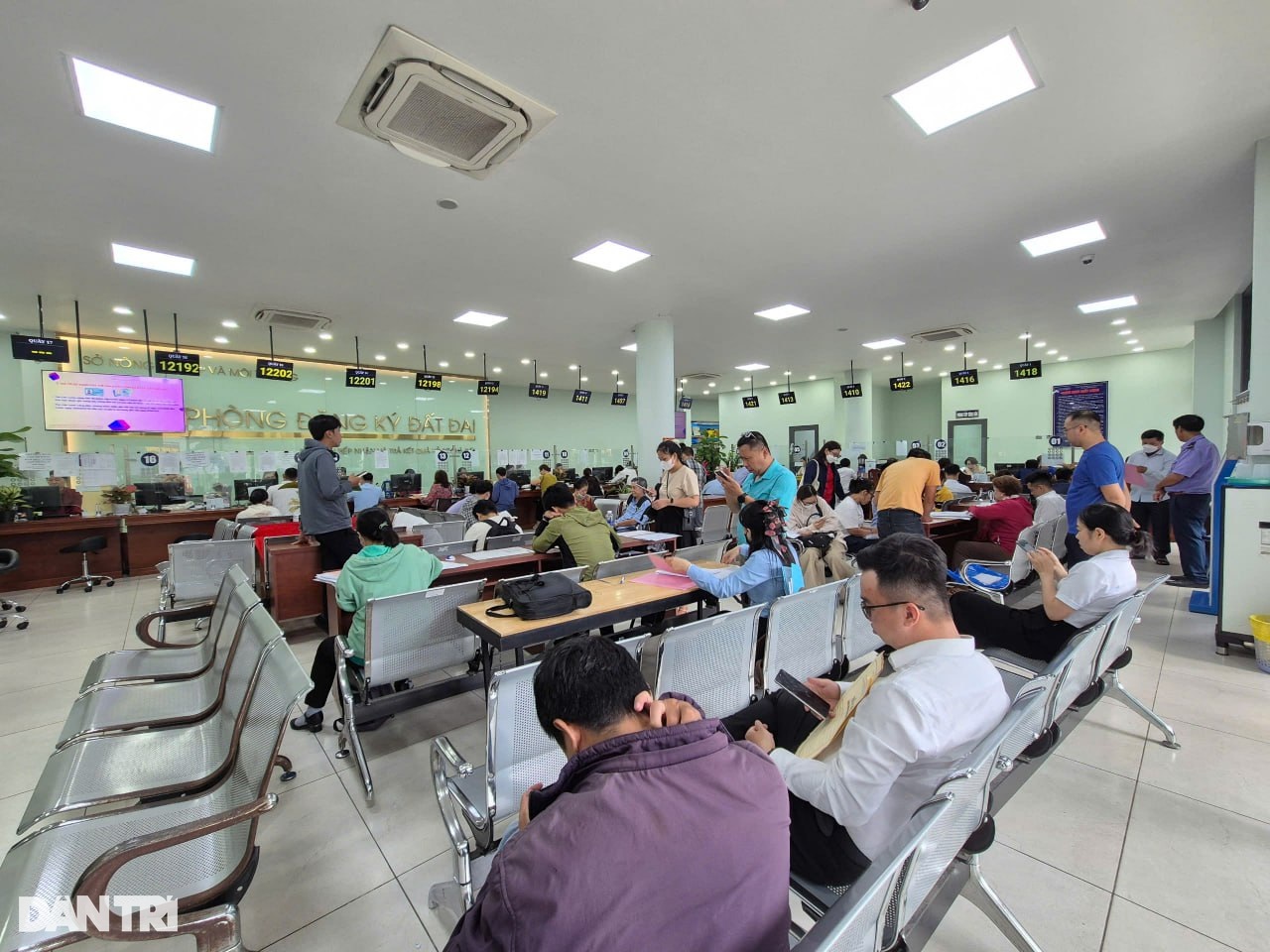 Người dân tấp nập đi làm thủ tục đất đai, xây dựng trong ngày đầu sáp nhập  - 2
