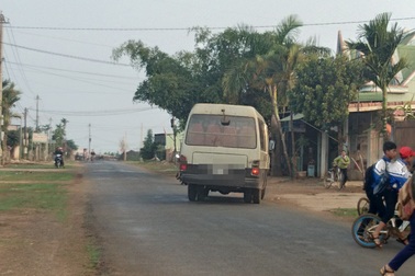 Xe “nhiều không” vẫn băng băng đưa đón học sinh