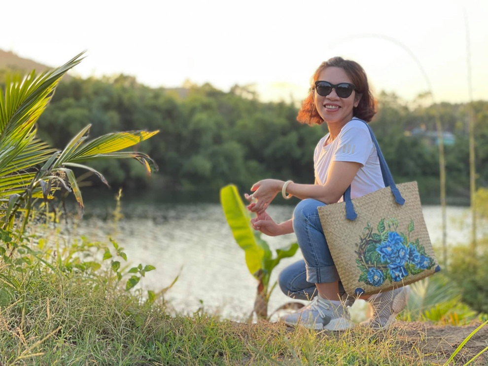Người phụ nữ khoác áo mới cho túi xách, nón làm từ cỏ bàng xứ Huế - 1 Người phụ nữ khoác áo mới cho túi xách, nón làm từ cỏ bàng xứ Huế - 1