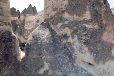 Những cột đá hình "của quý" khổng lồ