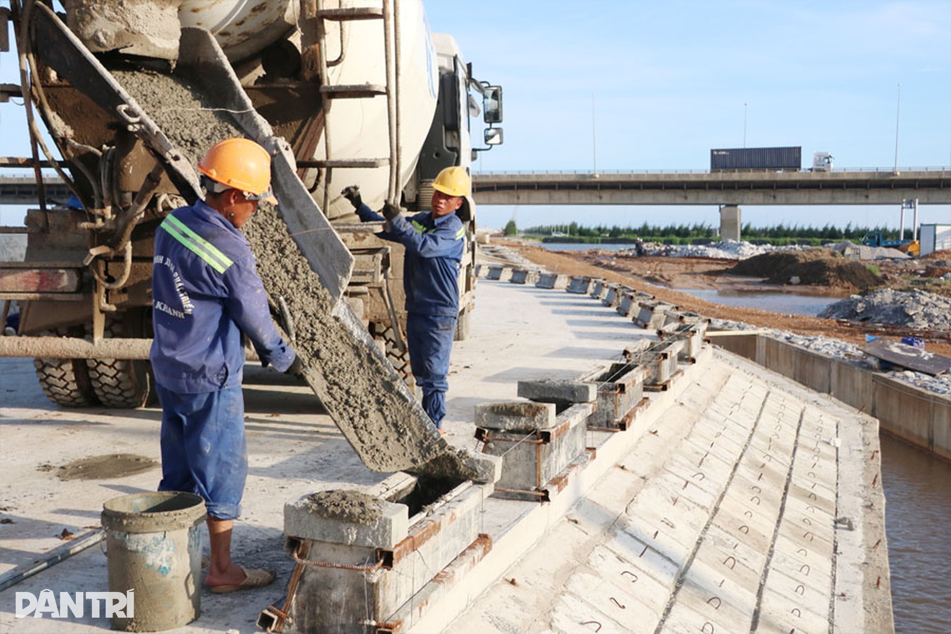 Ngắm tuyến đê biển bảo vệ 2.000ha đất lấn biển ở Hải Phòng sắp hoàn thành - 2 Ngắm tuyến đê biển bảo vệ 2.000ha đất lấn biển ở Hải Phòng sắp hoàn thành - 2