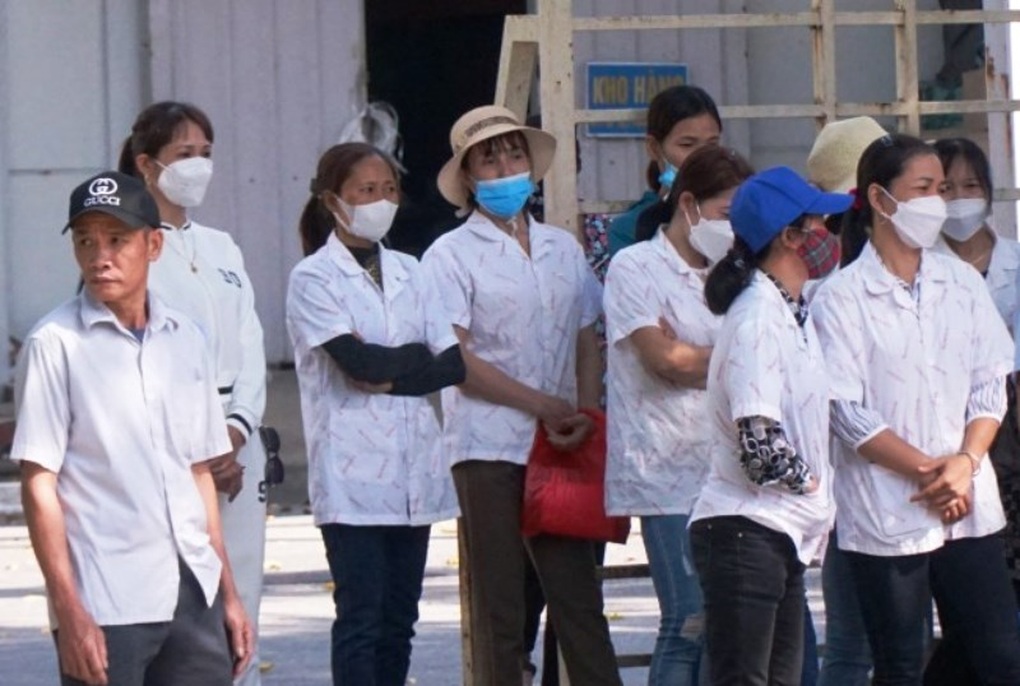 Bị nợ 4 tháng lương, 200 công nhân nghẹn ngào lo mất Tết - 2 Bị nợ 4 tháng lương, 200 công nhân nghẹn ngào lo mất Tết - 2