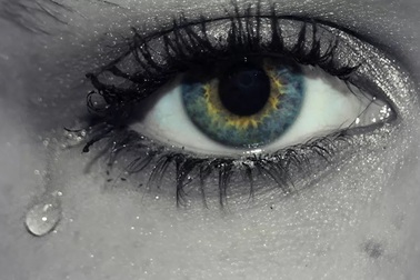 Virus corona có thể bị lây qua nước mắt hay không?