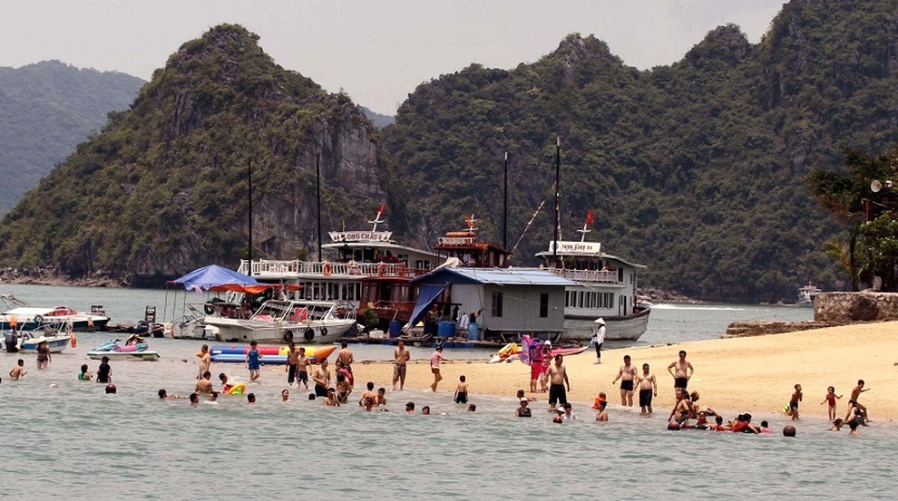 Quảng Ninh cho phép mở lại bãi tắm công cộng - 1 Quảng Ninh cho phép mở lại bãi tắm công cộng - 1
