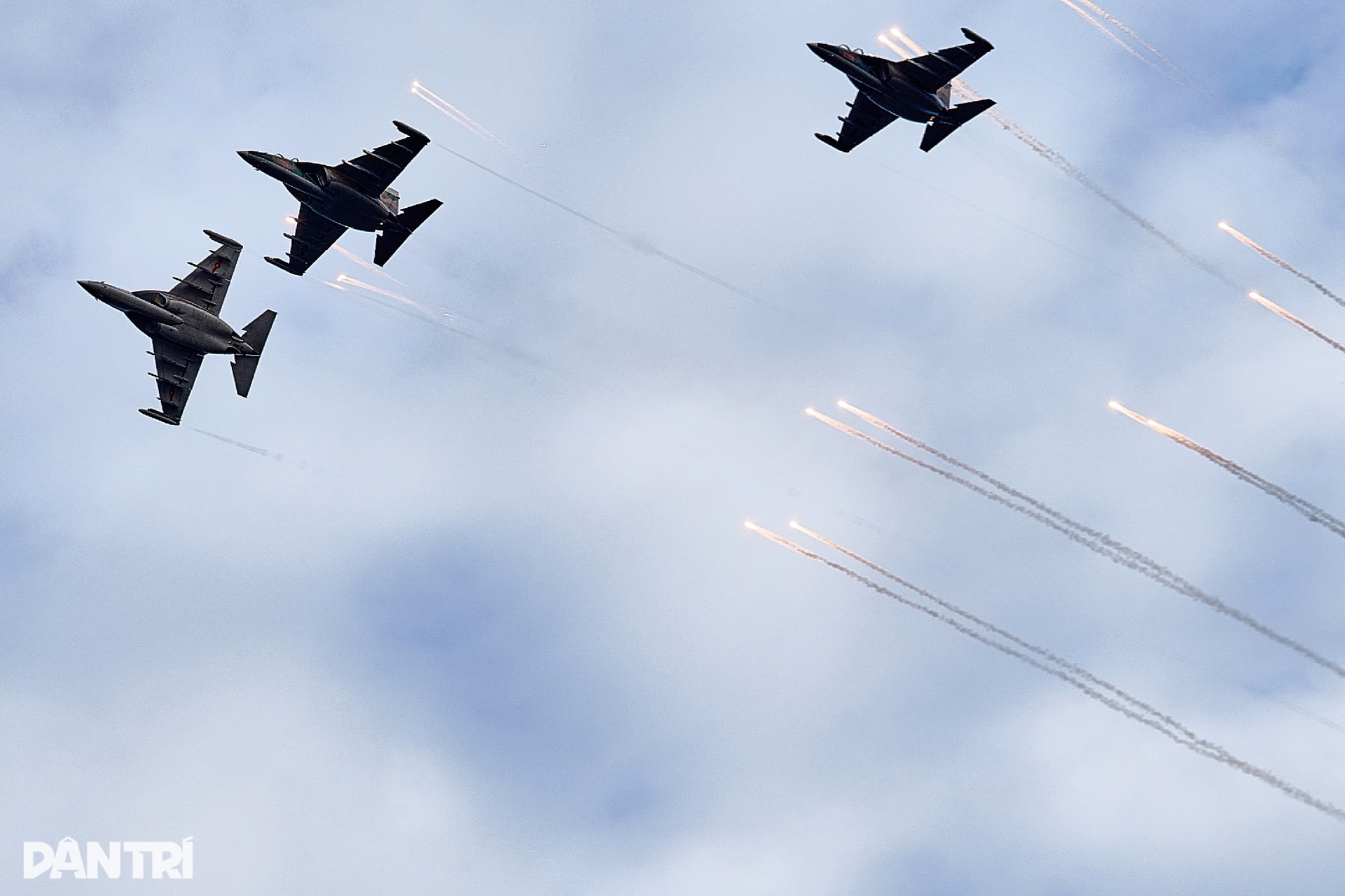 Mãn nhãn dàn tiêm kích SU-30MK2 thả bẫy nhiệt trên bầu trời Hà Nội - 15