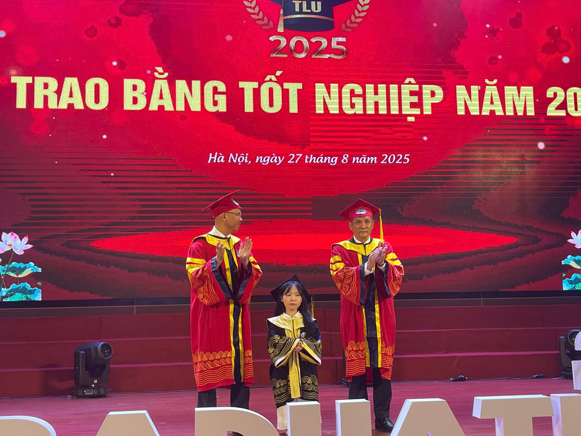 និស្សិតស្រី Nữ sinh “tí hon” tốt nghiệp loại giỏi chia sẻ gia cảnh đẫm nước mắt - 4