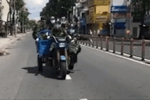 Hình ảnh "5 anh em trên một chiếc xe tăng" đi giao thực phẩm ở TPHCM