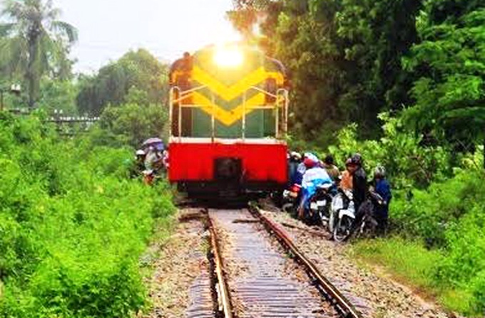 Khi tàu hỏa chạy đến, người dân hốt hoảng né dạt qua 2 bên đường ray. Ảnh: Quy Nhơn.
