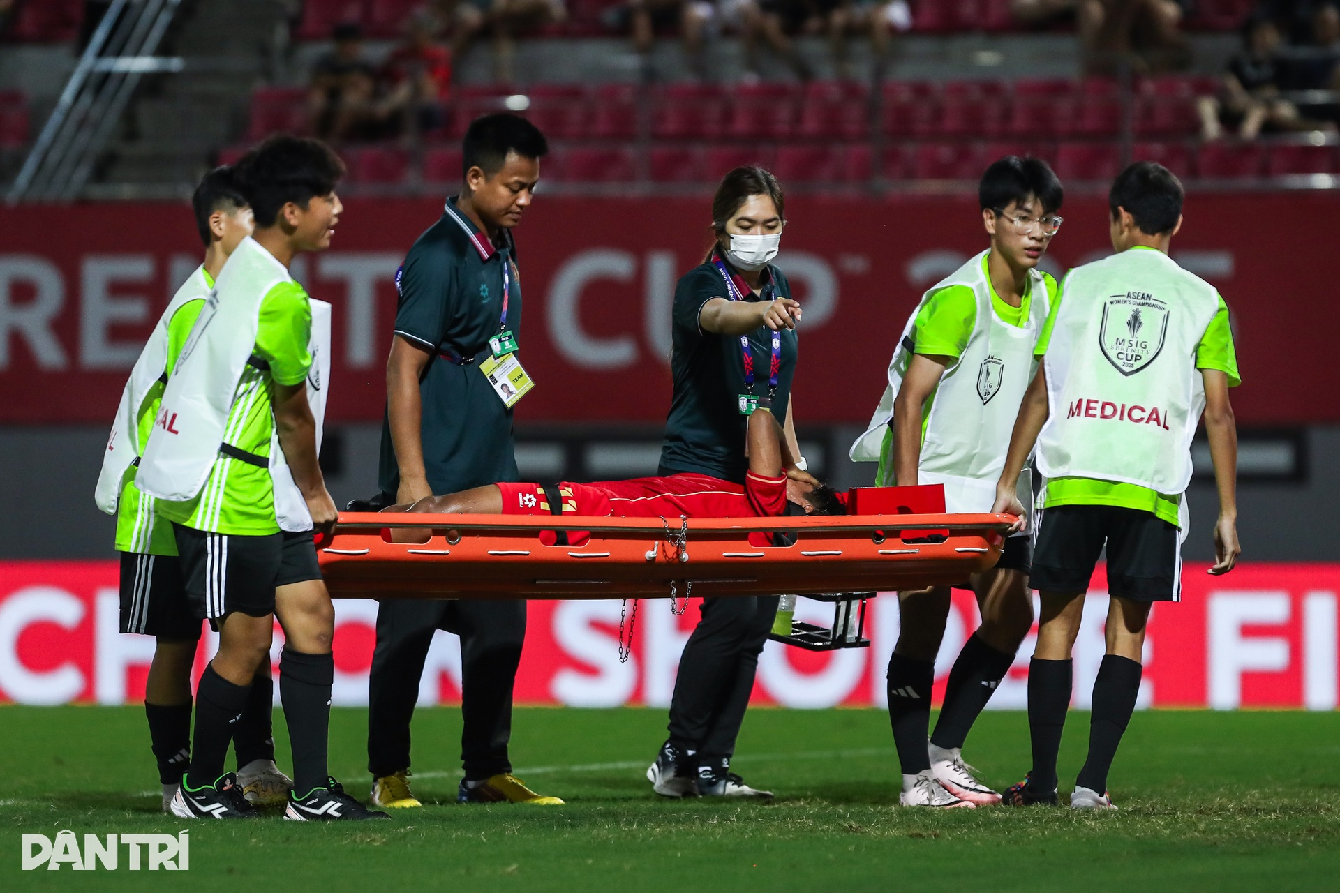 Nữ cầu thủ Myanmar được đồng đội cõng lên nhận giải vì chấn thương - 3 Nữ cầu thủ Myanmar được đồng đội cõng lên nhận giải vì chấn thương - 3
