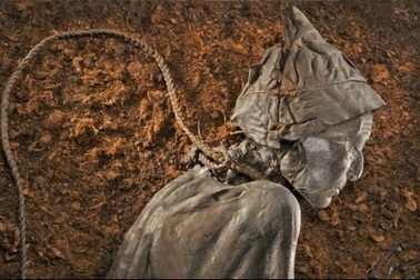 Bí ẩn bữa ăn cuối cùng của xác ướp 2.400 năm bị treo cổ nằm dưới đầm lầy