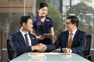 SHB tặng quà tri ân khách hàng nhân dịp kỷ niệm 31 năm thành lập