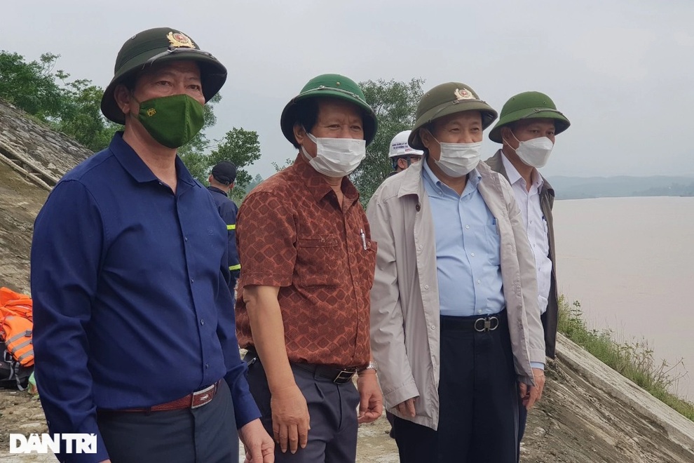 Giải cứu thành công Phó Giám đốc Sở và 6 người mắc kẹt, một người mất tích - 8 Giải cứu thành công Phó Giám đốc Sở và 6 người mắc kẹt, một người mất tích - 8