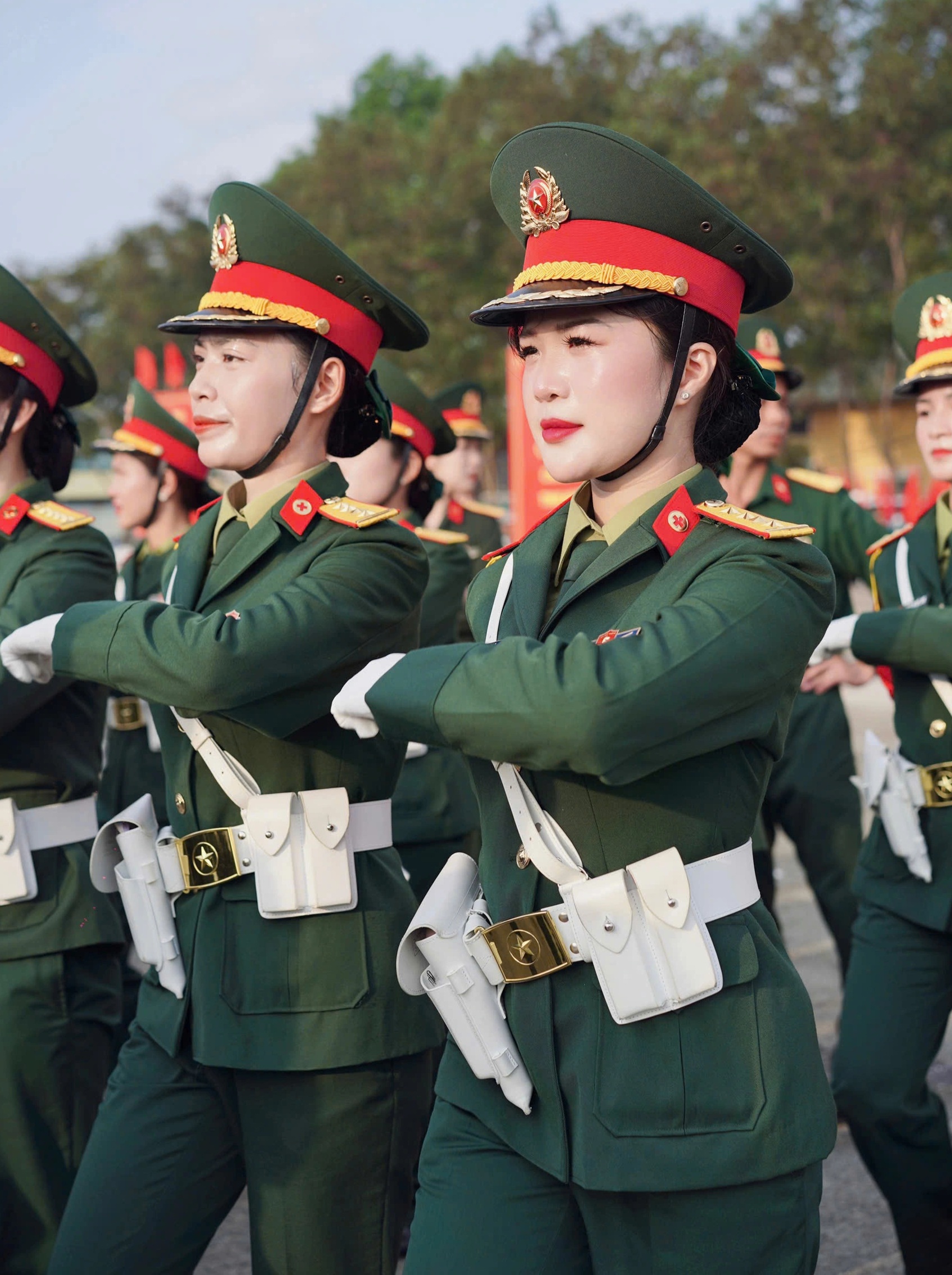Nhan sắc xinh đẹp của nữ Trung úy tham gia diễu binh sáng 30/4 - 3