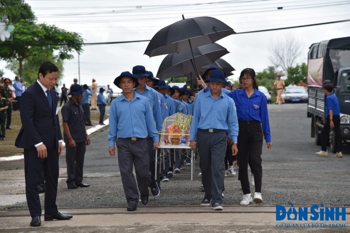 Tỉnh uỷ, UBND và nhân dân Long An trân trọng đón các anh trở về trong niềm tiếc thương vô hạn. Hy sinh của các anh mãi mãi gắn liền với sự nghiệp vinh quang của Tổ quốc và của dân tộc.
