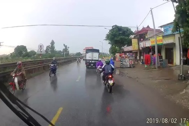 Tài xế phanh “cháy lốp” để tránh người phụ nữ bất ngờ ngã trước mũi xe