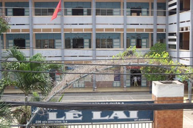 Vụ nữ sinh bị đánh hội đồng: Thầy hiệu trưởng xin nghỉ việc