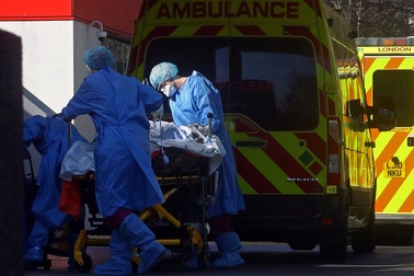 Hai bác sĩ Anh tử vong vì Covid-19