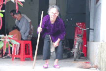 Cụ bà trên 100 tuổi bỗng mọc 10 cái răng, thích uống bia