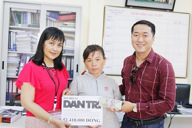 Trao hơn 52 triệu đồng đến người vợ mẹ gồng gánh nuôi 3 con bệnh tật