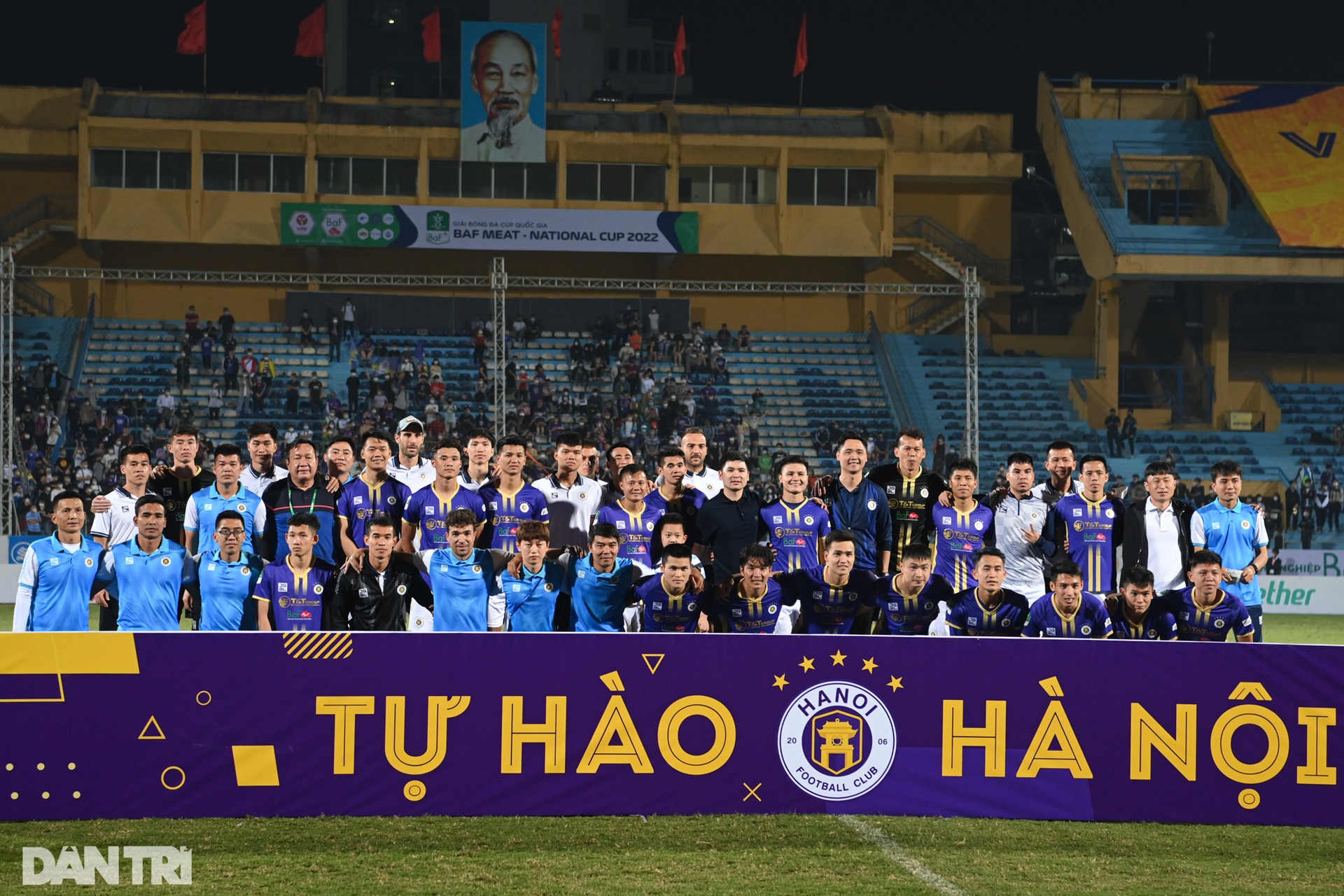Quang Hải rơi nước mắt ôm bầu Hiển, nghẹn ngào chia tay CLB Hà Nội - 16 Quang Hải rơi nước mắt ôm bầu Hiển, nghẹn ngào chia tay CLB Hà Nội - 16