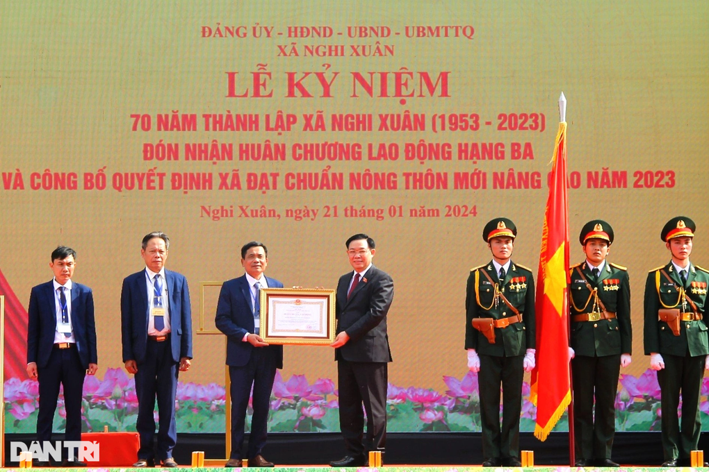 Chủ tịch Quốc hội trao 400 suất quà Tết tới người khó khăn - 1 Chủ tịch Quốc hội trao 400 suất quà Tết tới người khó khăn - 1