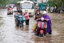 Hà Nội: Mưa ngập khắp nơi, ùn tắc nhiều đường, phố