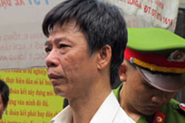 Vào trại giam Z30D thăm chồng, bị đâm chết