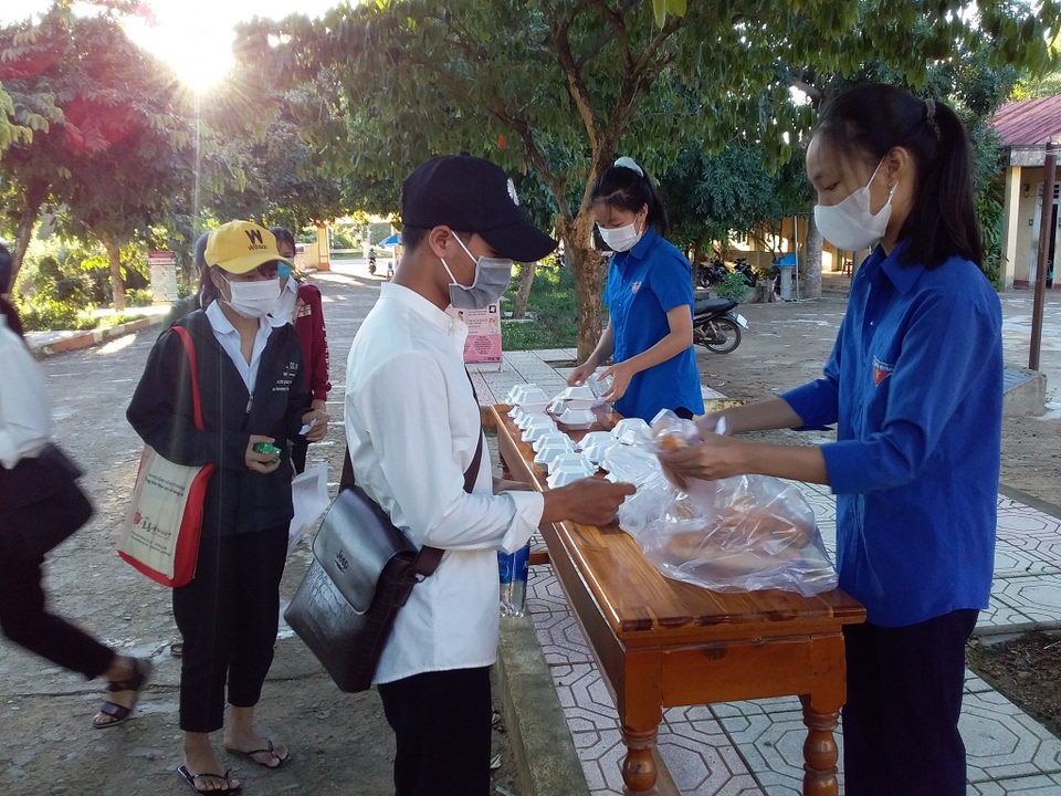 Trường học miền núi chuẩn bị bữa sáng, suất ăn trưa phục vụ thí sinh - 7 Trường học miền núi chuẩn bị bữa sáng, suất ăn trưa phục vụ thí sinh - 7