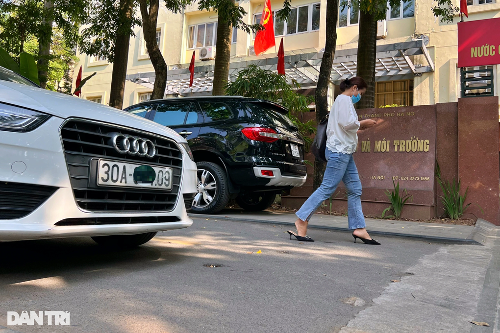 Hà Nội: Ô tô quây trụ sở công, đỗ kín lối dành cho người đi bộ - 5 Hà Nội: Ô tô quây trụ sở công, đỗ kín lối dành cho người đi bộ - 5