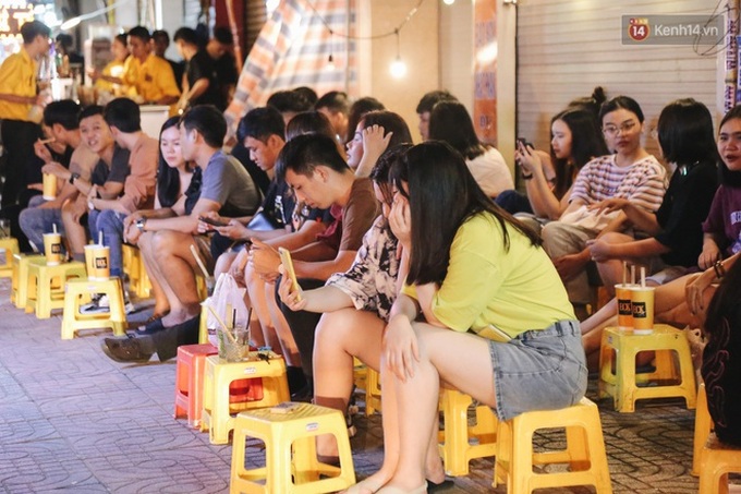 Nhiều quán cafe thâu đêm ở Sài Gòn chật kín khách: Sức chi tiêu của người Việt về đêm đâu kém du khách quốc tế! - Ảnh 2. Nhiều quán cafe thâu đêm ở Sài Gòn chật kín khách: Sức chi tiêu của người Việt về đêm đâu kém du khách quốc tế! - Ảnh 2.