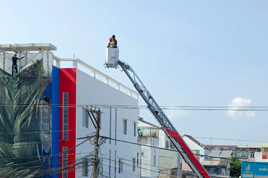 Thi công bất cẩn, 2 người bị điện giật ở độ cao 15m