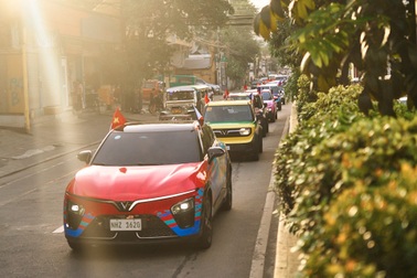 Ngắm dàn xe điện VinFast trên đường phố Philippines