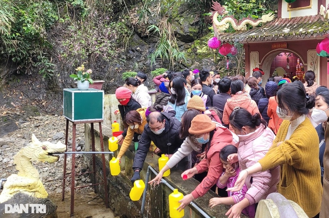 Hàng nghìn người chen chúc đi lễ chùa và xin lộc nước thánh - 13 Hàng nghìn người chen chúc đi lễ chùa và xin lộc nước thánh - 13