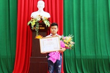 Tặng bằng khen cho học sinh lớp 7 trả lại hơn 70 triệu đồng nhặt được