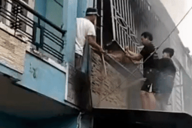 Phá hàng rào sắt, cứu 3 người mắc kẹt trong đám cháy ở TPHCM