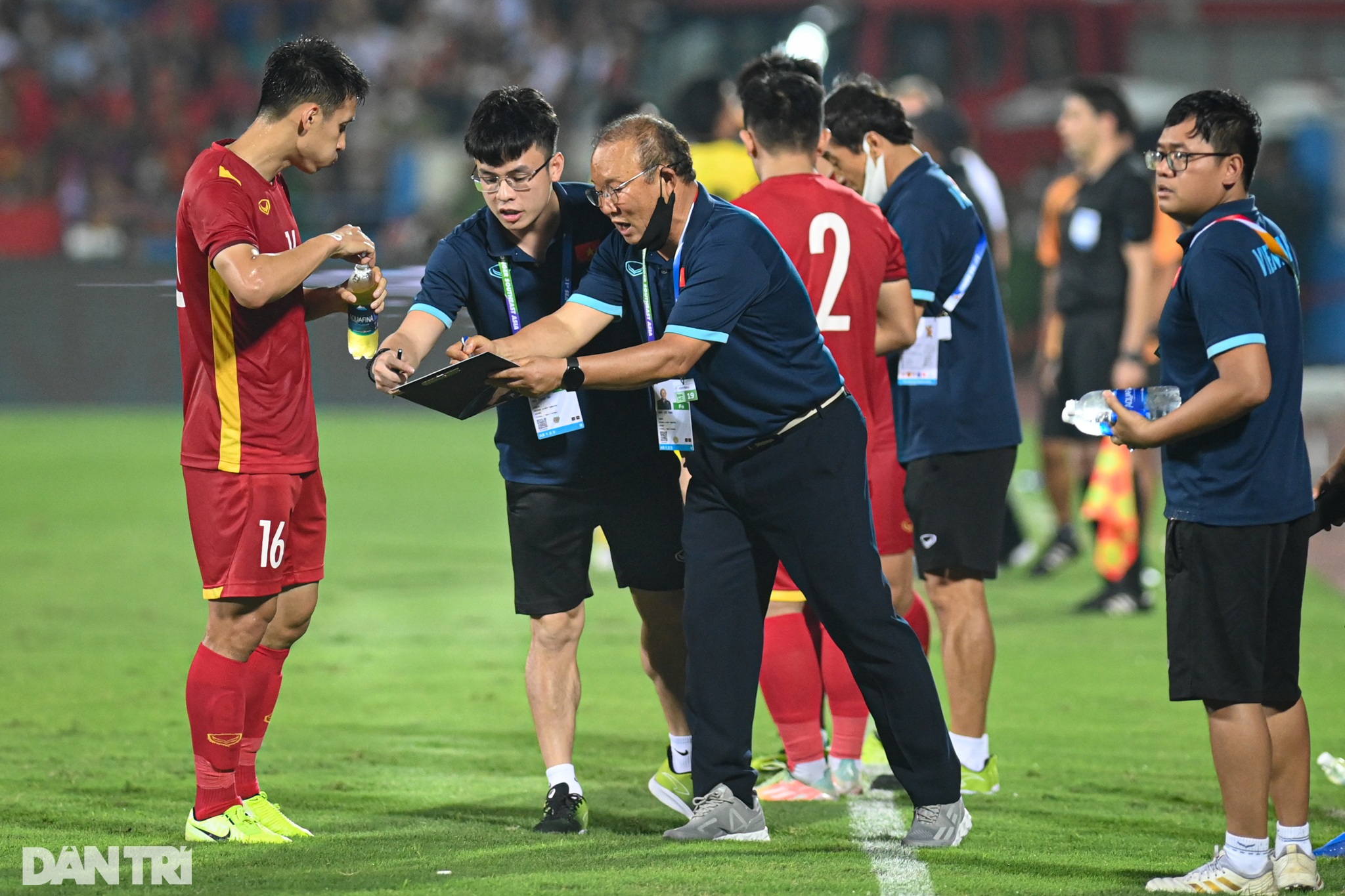Tiến Linh: Tâm điểm của sự chỉ trích và bàn thắng vàng thành người hùng - 6 Tiến Linh: Tâm điểm của sự chỉ trích và bàn thắng vàng thành người hùng - 6