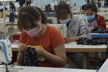 Doanh nghiệp may đảm bảo lương, BHXH và thưởng tháng 13 để giữ lao động