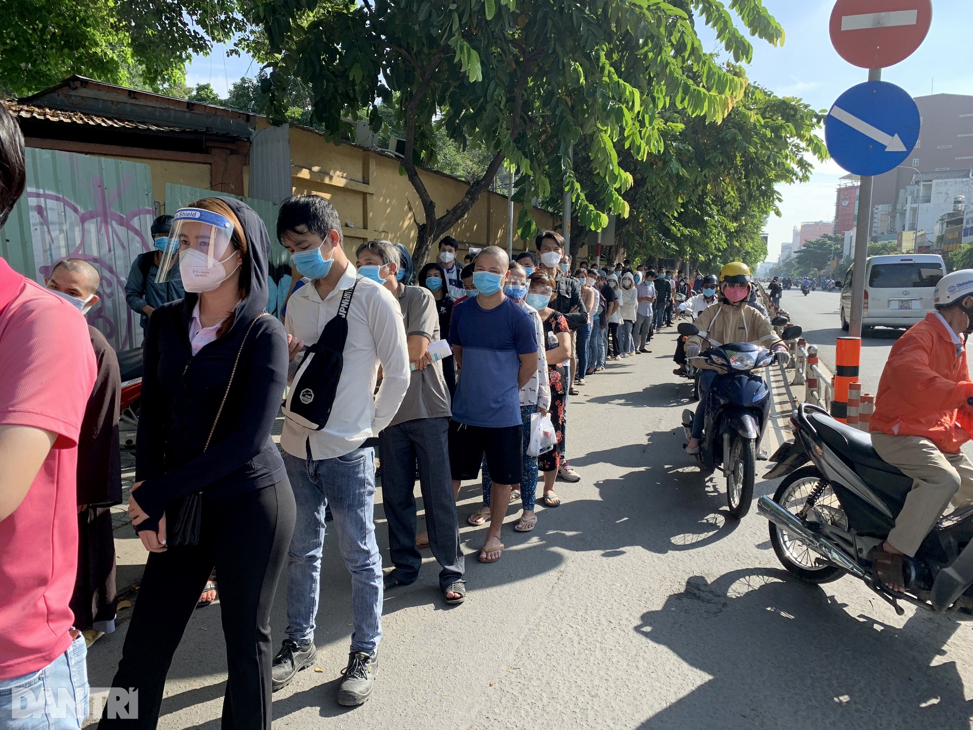 Hàng nghìn người ùn ùn làm xét nghiệm Covid-19, bệnh viện quá tải - 6 Hàng nghìn người ùn ùn làm xét nghiệm Covid-19, bệnh viện quá tải - 6