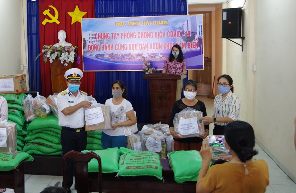 Học viện Hải quân Nha Trang “nhường cơm sẻ áo” với ngư dân Khánh Hòa - 1 Học viện Hải quân Nha Trang “nhường cơm sẻ áo” với ngư dân Khánh Hòa - 1