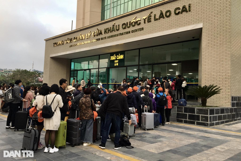 Nhộn nhịp khách du lịch ở cửa khẩu Việt Nam - Trung Quốc - 8 Nhộn nhịp khách du lịch ở cửa khẩu Việt Nam - Trung Quốc - 8
